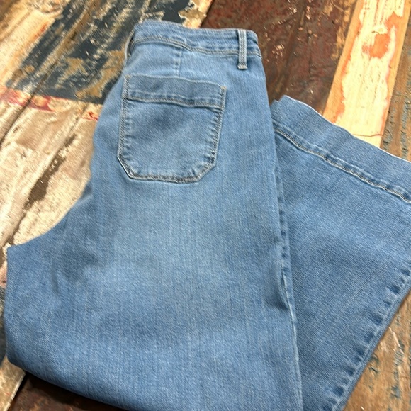 Women’s size 6 cropped, wide leg jeans. - Picture 1 of 6